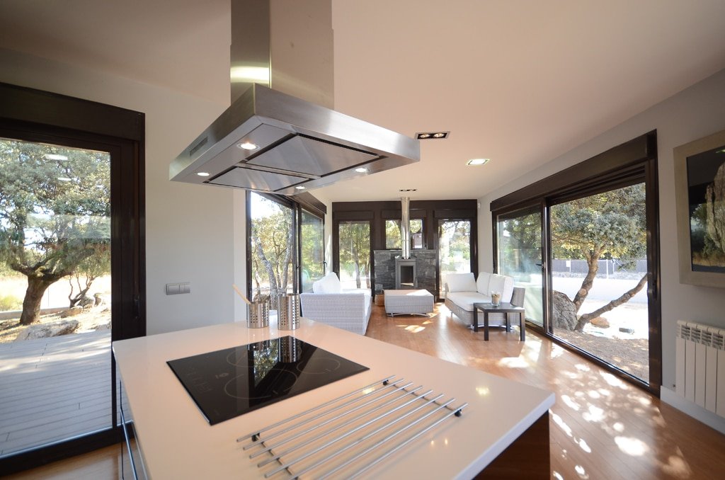 Cocinas integradas, la tendencia actual canexel Cocina separada salon cristal