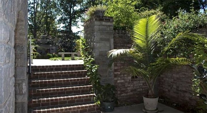 Imagen de Estilo Tudor, el elegido por Lady Gaga para su casa en Pensilvania en Canexel escaleras jardin casa de lady-gaga