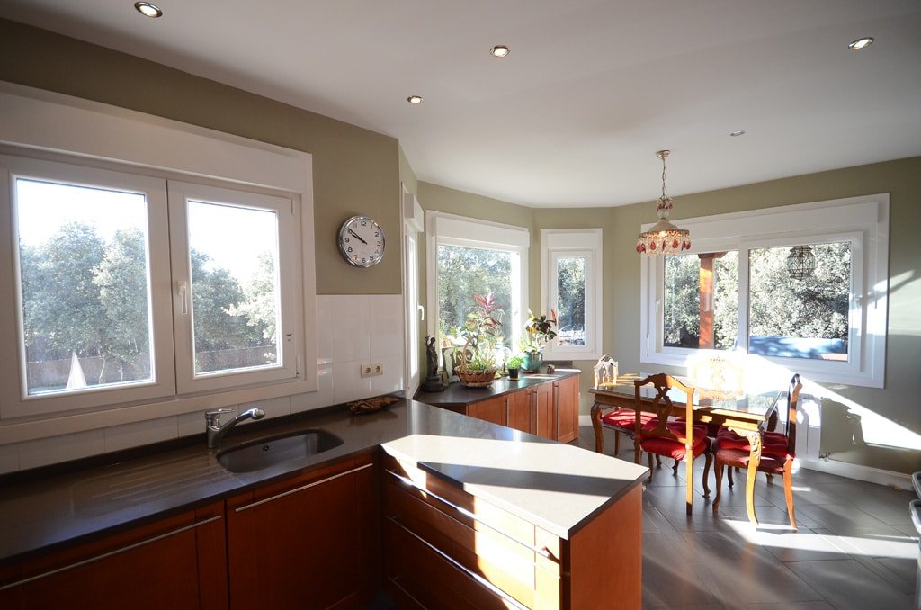 Imagen de Nuevas fotos interior de casa de madera Whitehorse en Canexel Cocina con comedor