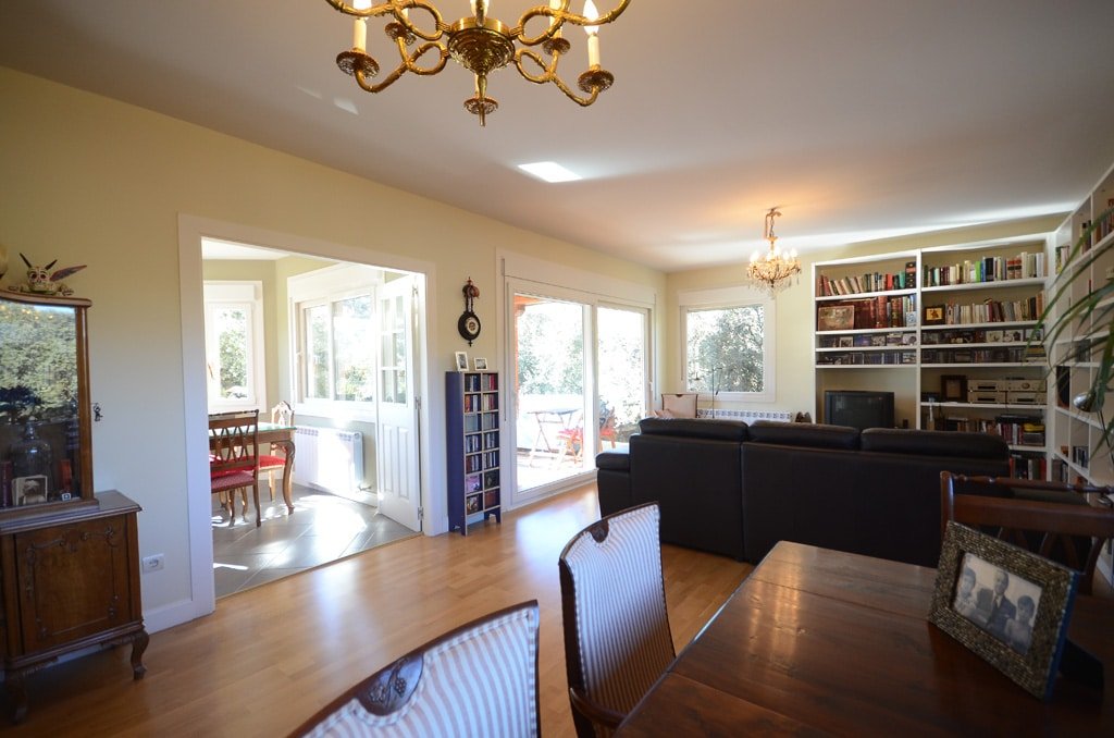 Imagen de Nuevas fotos interior de casa de madera Whitehorse en Canexel Salón casa canadiense con tarima de madera