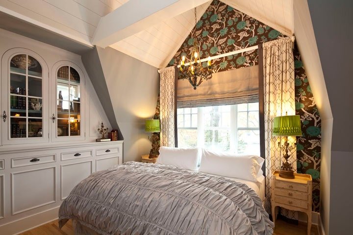 Imagen de Encantadora casa de campo en Minnesota en Canexel dormitorio con friso blanco