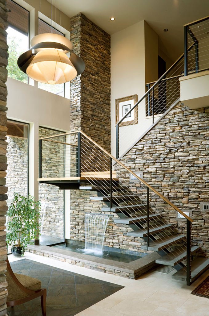 Imagen de Ideas para aprovechar el espacio bajo la escalera en Canexel fuente decorativa de interior