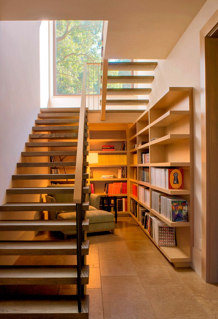 lectura bajo escalera