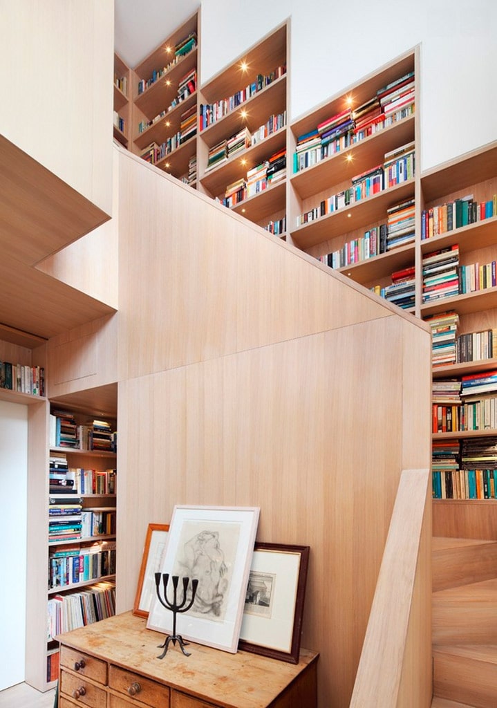 libreria bajo escalera