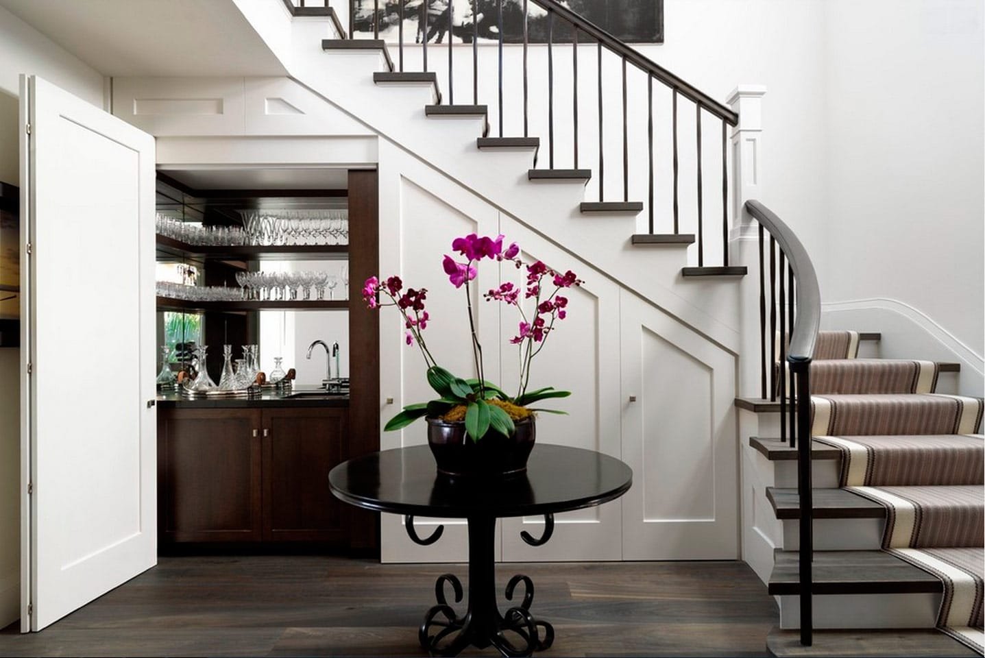 Imagen de Ideas para aprovechar el espacio bajo la escalera en Canexel mueble-bar bajo escalera
