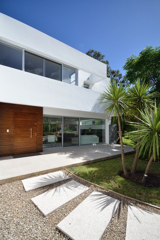 Imagen de Nuevas fotos de la casa de estilo moderno Brava House en Canexel fachada-delantera-brava-house