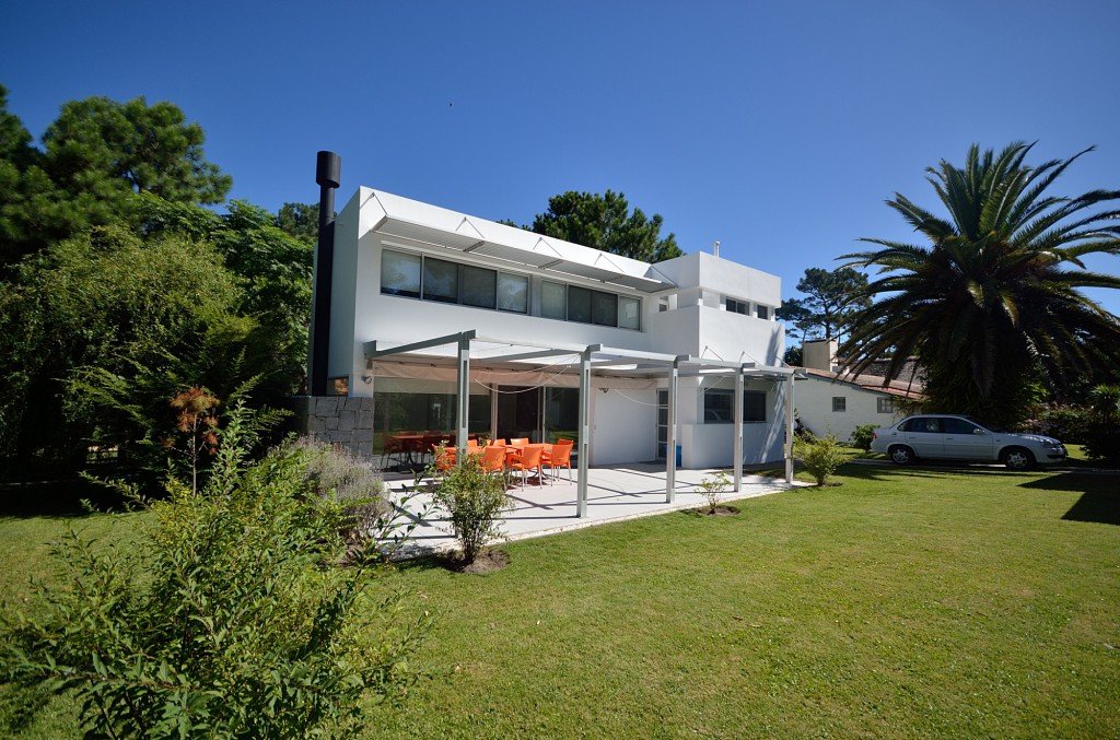 Imagen de Nuevas fotos de la casa de estilo moderno Brava House en Canexel fachada-trasera-pergola