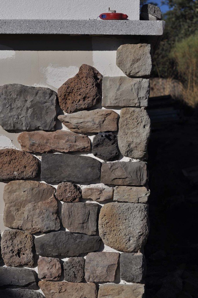 Imagen de Nuevo revestimiento para casas de madera, la piedra sintética en Canexel colocación ecopiedra en esquinas
