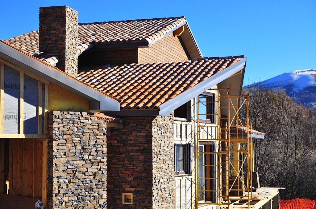Imagen de Casa de madera en Campellas, el proceso constructivo en Canexel Revestimiento de piedra