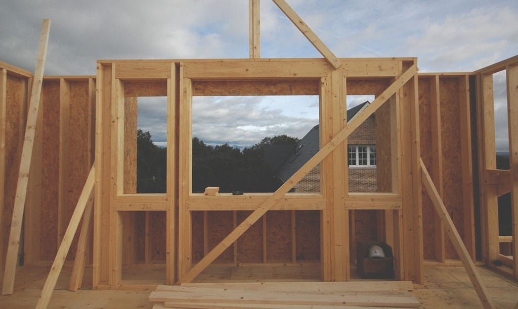Construcción de ventana en casa de madera