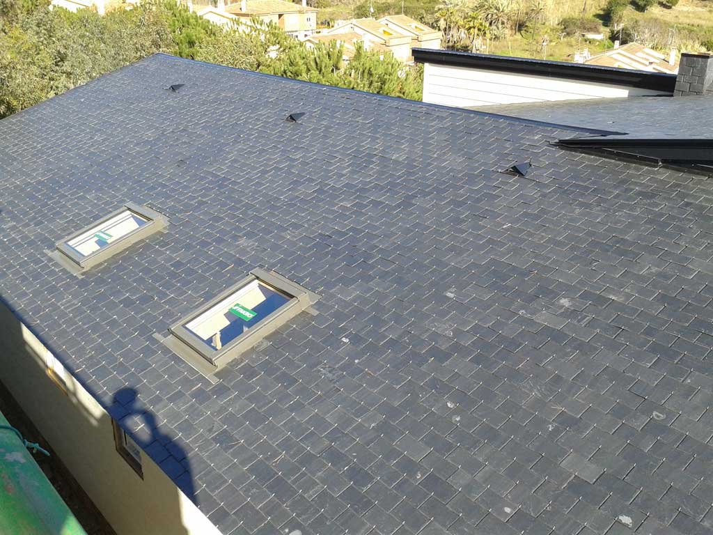 Imagen de Tejado de pizarra para casas de madera en Canexel Cubierta velux y pizarra