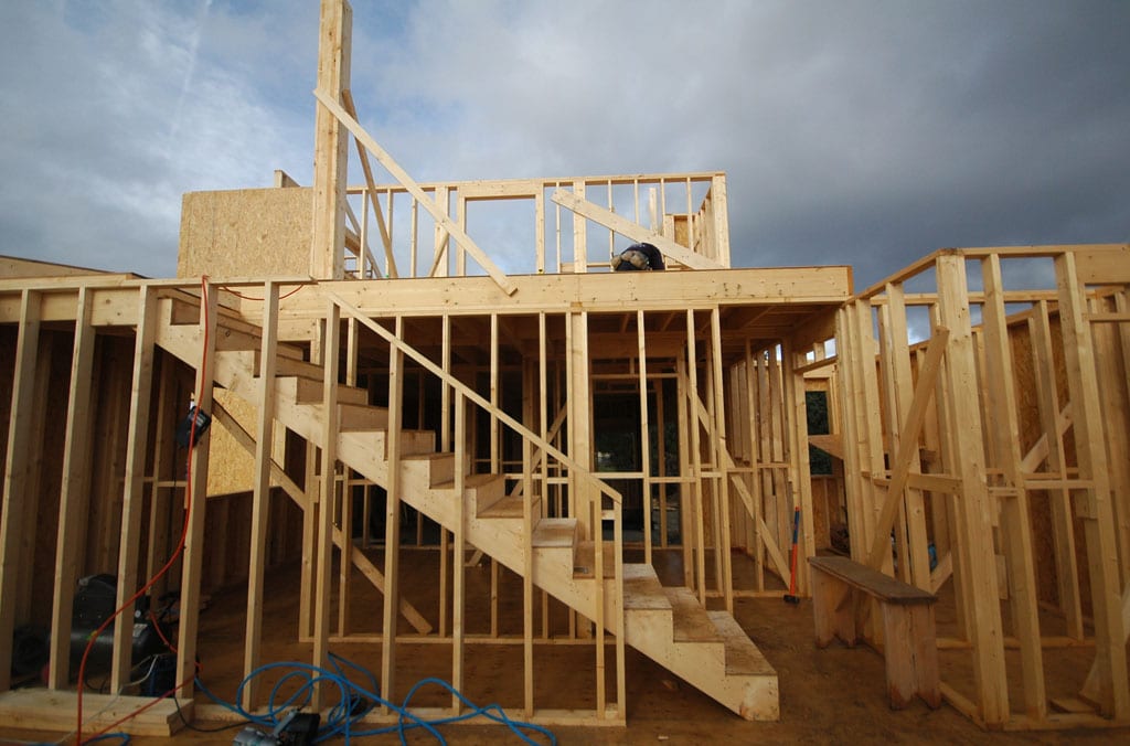 montaje de estructura de casa de madera