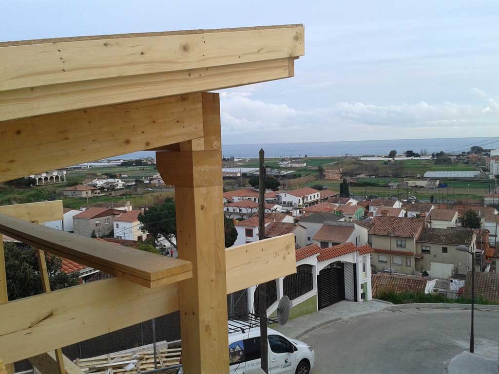 Imagen de Tejado de pizarra para casas de madera en Canexel Pilares de madera