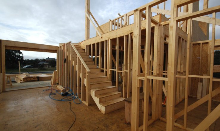 Tabiquería interna en casa de madera canexel