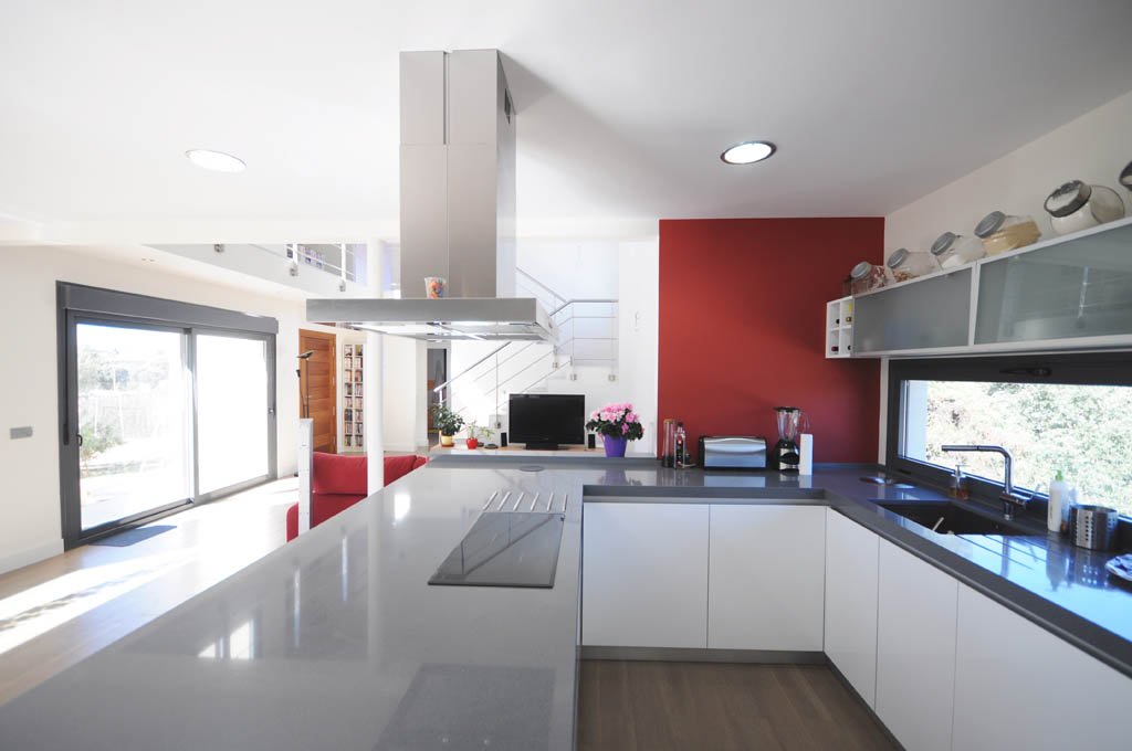 Imagen de Diseños de casas minimalistas en Canexel Cocina península