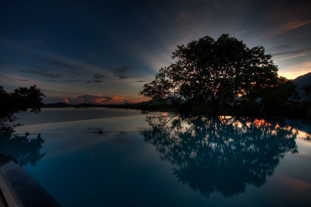 atardecer piscina infinita