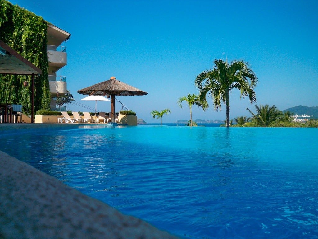 hotel infinity pool