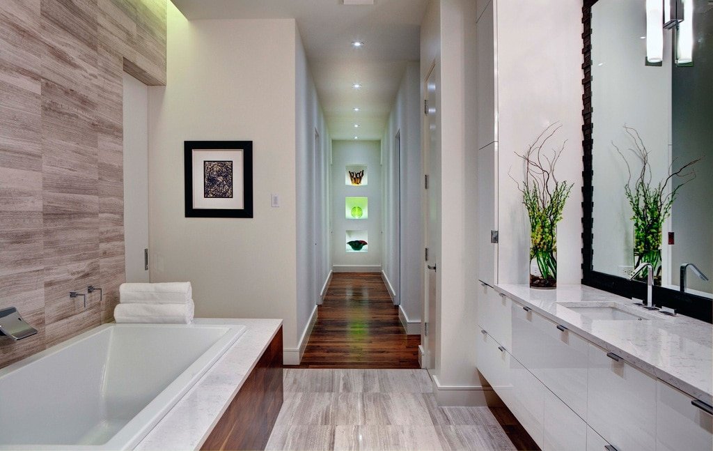 Imagen de Casa moderna de lujo en Orlando en Canexel pasillo con baño