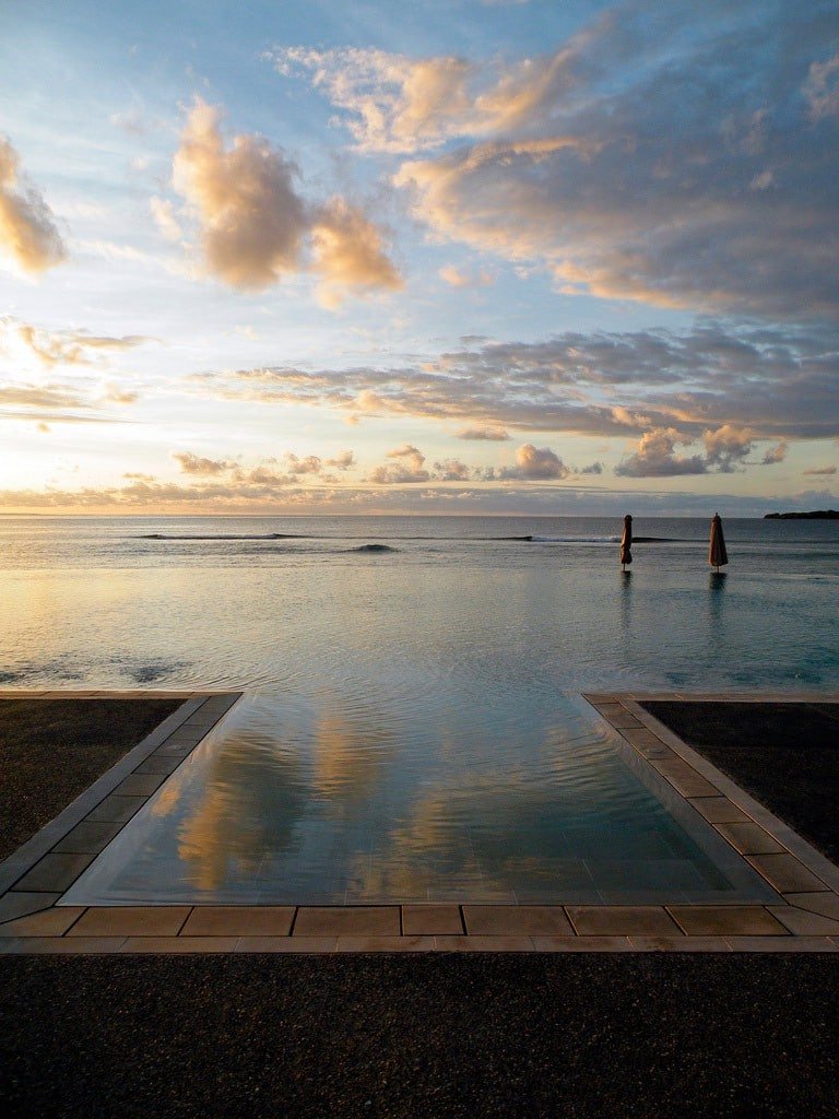 piscina infinity en el mar