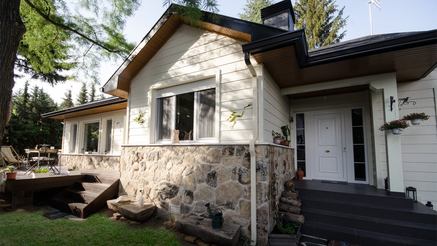 Casa de una planta en piedra y madera