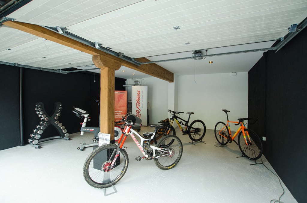 garaje con bicis y gimnasio