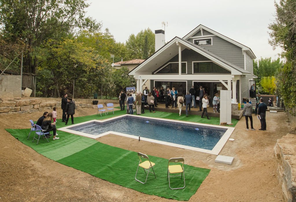 jardín con piscina