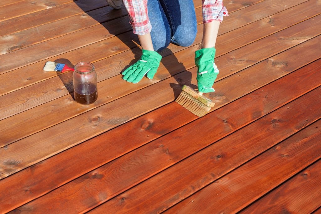 Imagen de Casas de madera ¿Son mejores que las de obra tradicional? Las 5 claves en Canexel mantenimiento de la madera en exterior