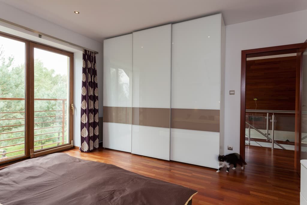 Imagen de Ideas para la decoración de dormitorios en Canexel armario blanco en dormitorio
