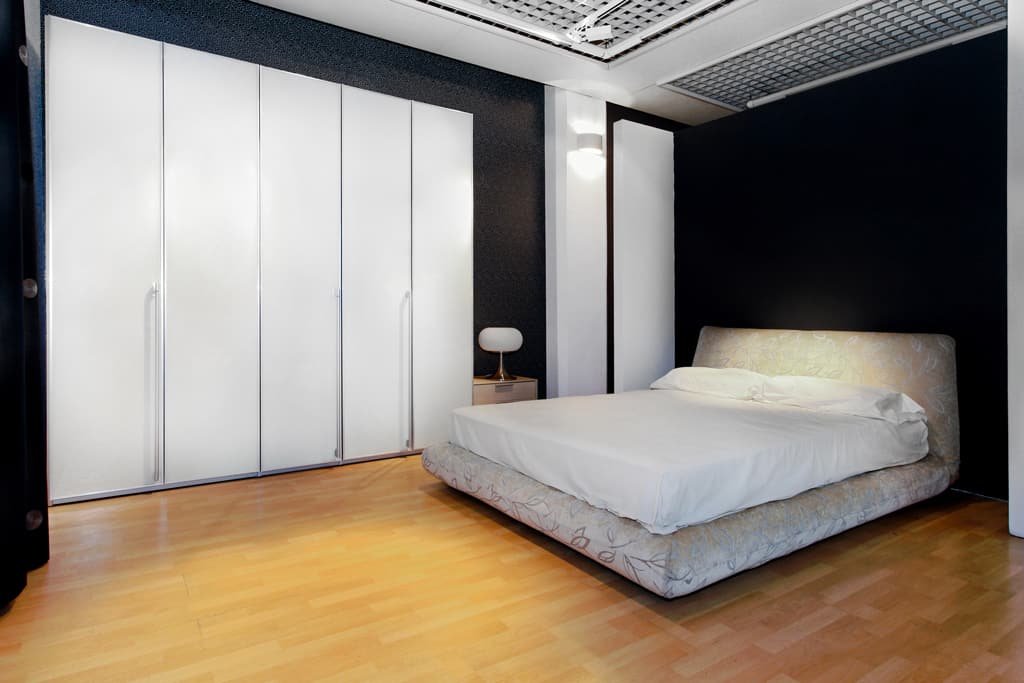 Imagen de Ideas para la decoración de dormitorios en Canexel armario en pared
