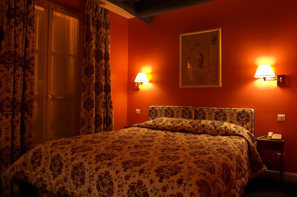 dormitorio con iluminación romántica