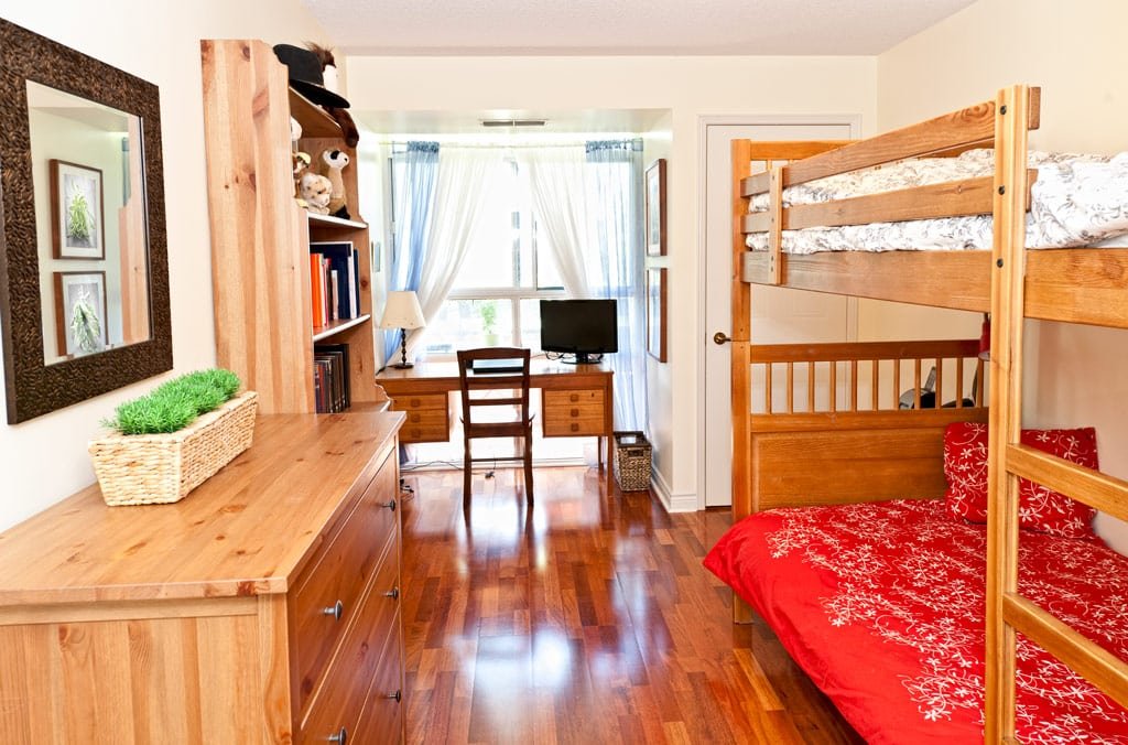 Imagen de Ideas para la decoración de dormitorios en Canexel dormitorio madera escritorio