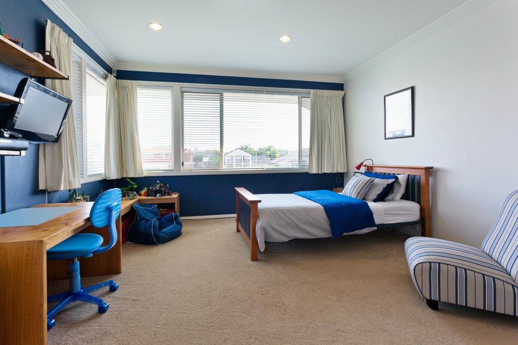 Imagen de Ideas para la decoración de dormitorios en Canexel escritorio minimalista de madera