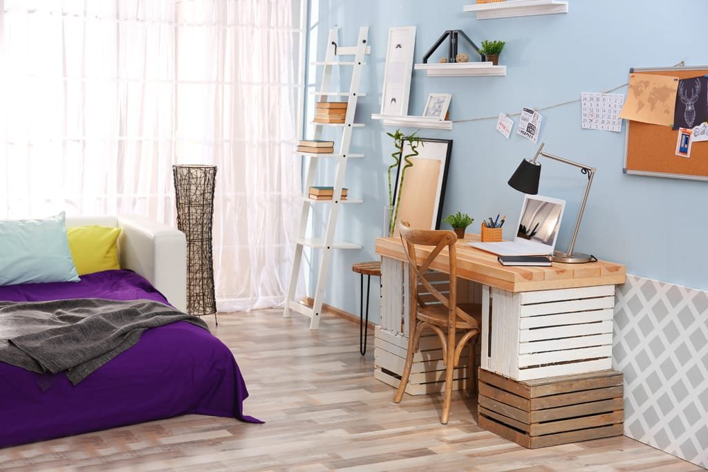 Imagen de Ideas para la decoración de dormitorios en Canexel mesa hecha con cajas