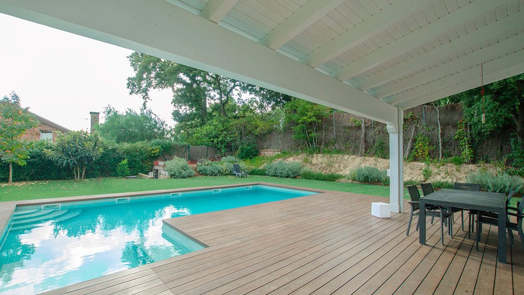 composite alrededor de piscina